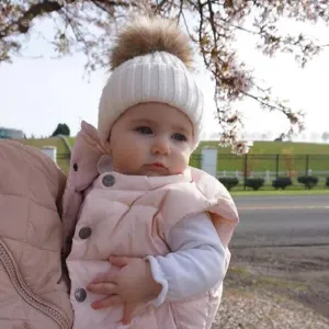 Bonnet tricoté chaud d'hiver pour enfants avec pompon en fausse fourrure, adorable.