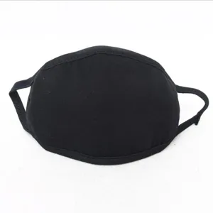 Schwarze Baumwoll-Gesichtsmaske Detailansicht, atmungsaktive und staubdichte Stoffmaske für Alltag.