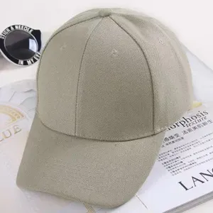 Détail de la casquette de baseball unie en coton respirant avec une visière incurvée.