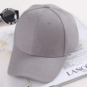 Vue détaillée du tissu de la casquette grise, design classique à six panneaux et visière.
