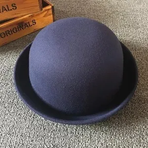 Detailansicht des dunkelblauen Woll-Dome-Huts, klassischer britischer Stil Jazz-Melone.