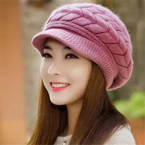 Primer plano detallado del gorro de invierno de punto rosa cálido, textura suave y acogedora.