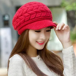 Gorro de punto rojo para mujer, textura trenzada gruesa y diseño cálido de invierno.