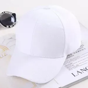 Casquette de baseball blanche classique pour femmes, design uni idéal pour l'été.