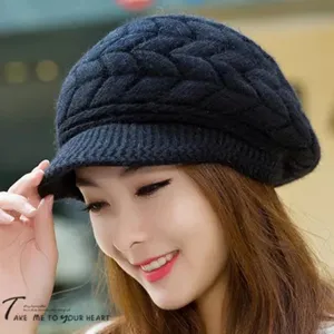 Gorro de boina de punto cálido de invierno para mujer con visera y elegante patrón.