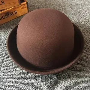 Brauner Wollfilz Kuppel Hut Detailansicht, klassisches Vintage Mode Kopfbedeckung Zubehör.