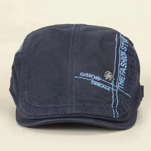 Gedetailleerd overzicht van casual heren platte pet met blauwe borduursel en schedel.