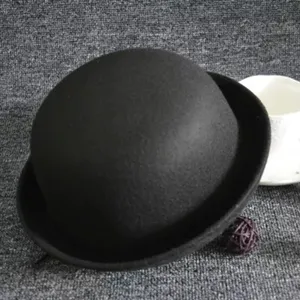 Detailaufnahme des schwarzen Woll-Melonenhats, zeigt die klassische Kuppelform und Textur.