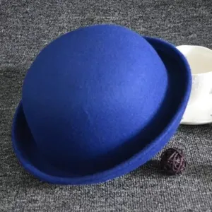 Blauer Wollfilz Melone Hut Detail, klassischer britischer Stil Kappe, Nahaufnahme.
