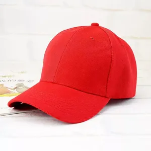 Gros plan détaillé d'une casquette de baseball rouge vif avec tissu sergé et visière.