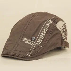 Vintage bruine platte pet voor heren, casual baret met geborduurde letters en schedelembleem.