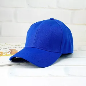 Vue détaillée de la casquette de baseball bleue montrant le tissu respirant et les coutures.