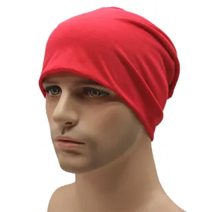 Gros plan detaille du bonnet de sommeil slouchy rouge doux et respirant sur tete de mannequin.