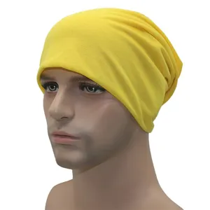 Vue détaillée d'un bonnet souple jaune uni léger et respirant pour le confort quotidien.