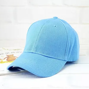 Détail de casquette de baseball classique en coton bleu uni, mode décontractée d'été.
