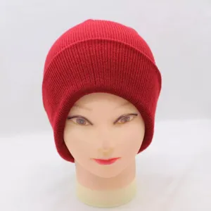 Détail du bonnet en tricot rouge, gros plan de bonnet d'hiver chaud en laine douce.