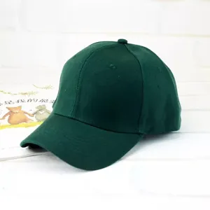 Casquette de baseball vert foncé en coton, vue détaillée du design classique à six pans.