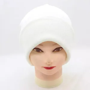 Vue détaillée du bonnet en tricot blanc, texture douce et design unicolore pour l'hiver.