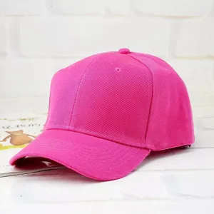 Casquette de baseball rose vif en coton sergé durable avec visière incurvée et œillets respirants.