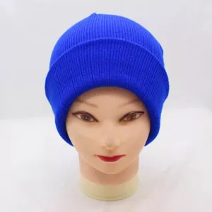Vue de détail rapprochée du bonnet d'hiver tricoté bleu avec texture en tissu chaud.