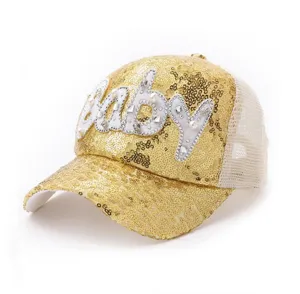 Gouden pailletten honkbalpet met wit baby tekst detail, stijlvolle mesh zonnekant voor heren.