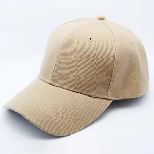 Vue détaillée d'une casquette de baseball unie classique kaki, en coton sergé, décontractée.
