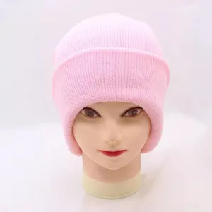 Chaud bonnet en tricot rose pour femme et homme, bonnet d'hiver uni style tendance.