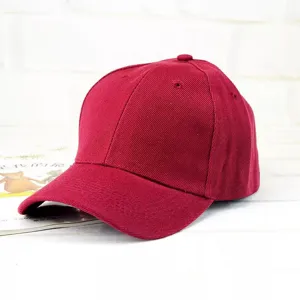 Casquette de baseball classique en coton rouge pour hommes et femmes, visière incurvée et style.