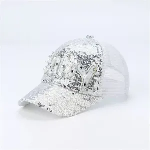 Detail van zilveren pailletten baseballpet, sprankelende strass en parels, ademend mesh.