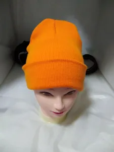 Détail de bonnet en tricot orange, bonnet chaud automne hiver, design uni décontracté classique.