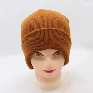 Vue détaillée du bonnet en tricot marron, texture confortable de bonnet d'hiver doux.