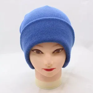Bonnet en tricot bleu uni chaud d'hiver vue détaillée montrant texture fine.
