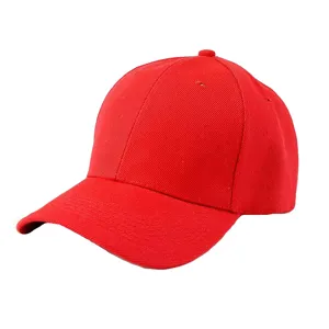 Casquette de baseball rouge classique détail, tissu respirant confortable pour les loisirs.