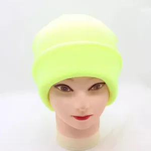 Détail de bonnet en tricot jaune néon, texture de surface et bord doux d'hiver chaud.
