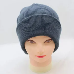 Détail de bonnet en tricot gris foncé, bonnet chaud uni en gros plan pour l'hiver.