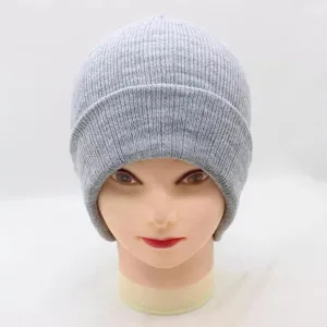 Vue détaillée du bonnet en tricot gris avec texture côtelée pour la saison d'hiver.
