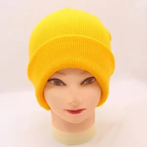 Detail bonnet tricot jaune, texture douce chaude bonnet hiver laine gros plan vue.