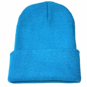 Vue de détail du bonnet en tricot bleu vif, texture de bonnet chaud d'hiver.