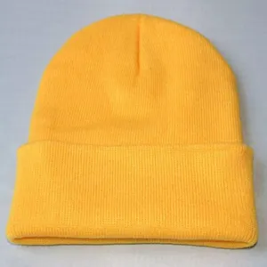 Vue détaillée du bonnet en tricot d'hiver jaune vif, montrant une texture côtelée fine.