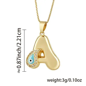Ciondolo lettera A a bolla placcato oro primo piano con occhio malvagio zircone per collana.