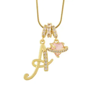 Détail du collier pendentif lettre A plaqué or et planète cœur rose, zircons étincelants.