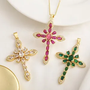 Vintage mehrfarbiger Zirkonia Kreuz Anhänger Halskette, vergoldet Nischen Design Schmuck.
