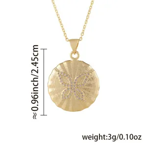 Detailansicht der goldenen Schmetterlingskette mit strukturiertem rundem Anhänger und Zirkonia