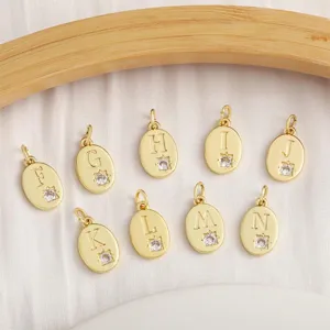 Detailaufnahme goldener ovaler Buchstaben-Anhänger mit Diamantstern-Fassung für DIY-Schmuck.