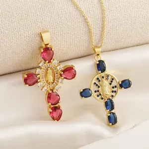 Vista dettagliata della collana con ciondolo a croce placcato oro 18k e zirconi colorati.