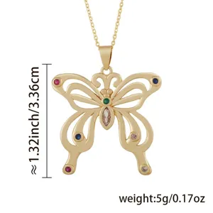 Nahaufnahme Detail der goldenen Schmetterling Anhänger Halskette mit bunten Edelsteinen.