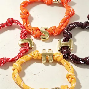Bracelets tressés colorés chics avec des lettres dorées pour un style tendance.