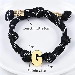 Gros plan détaillé du bracelet en corde tressée noire avec pendentif lettre G et dimensions.