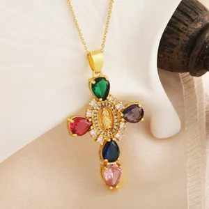 Collana con pendente a croce placcata oro con zirconi multicolori e statuetta in rilievo.