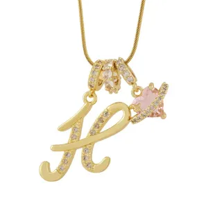 Collier pendentif lettre dorée et cœur rose avec des pierres de zirconium étincelantes.